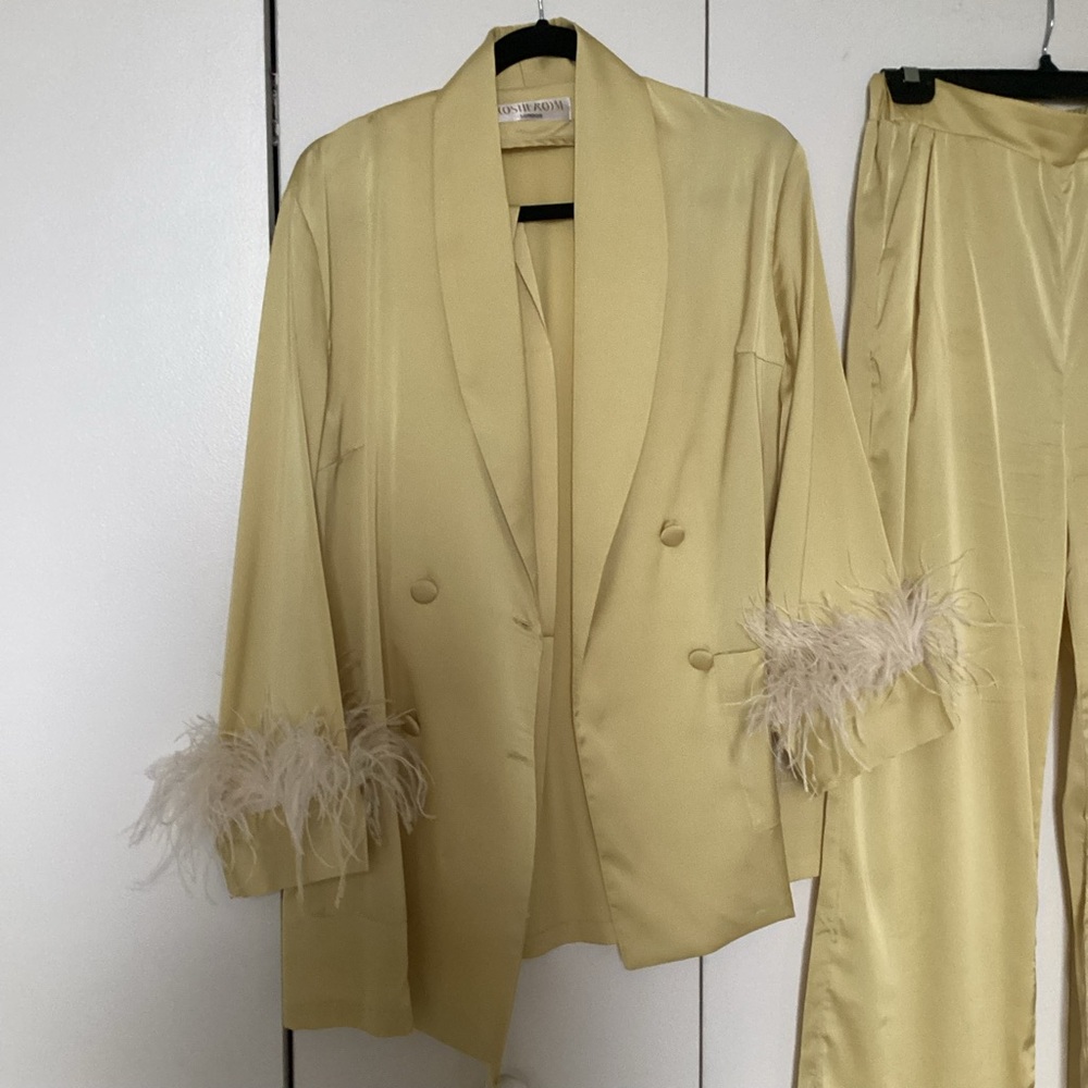 Chic Yellow Feather-Trimmed Suit Set - Picture 2 of 5